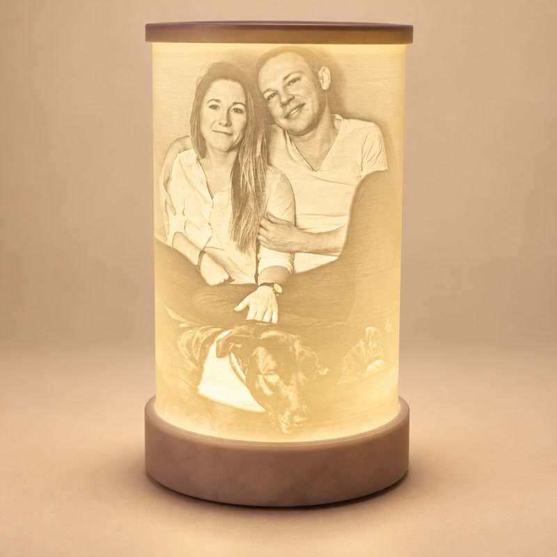 Personalisierter Lithophane-Lampenschirm mit Herzdeckel auf beigem Hintergrund